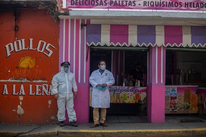 Brigadas de salud comparten información en las calles San Mateo Xalpa. 