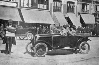 Fotografía piblicada en la revista 'La Esfera' en 1928 en un reportaje titulado "Los problemas de la Circulación. Un porvenir sin accidenets de auto".