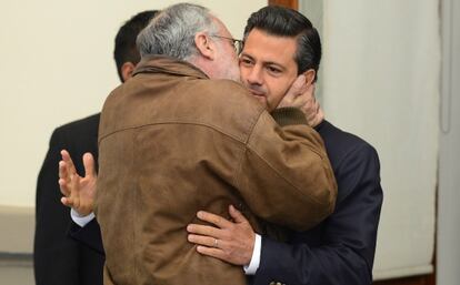 Javier Sicilia besa a Enrique Peña Nieto.