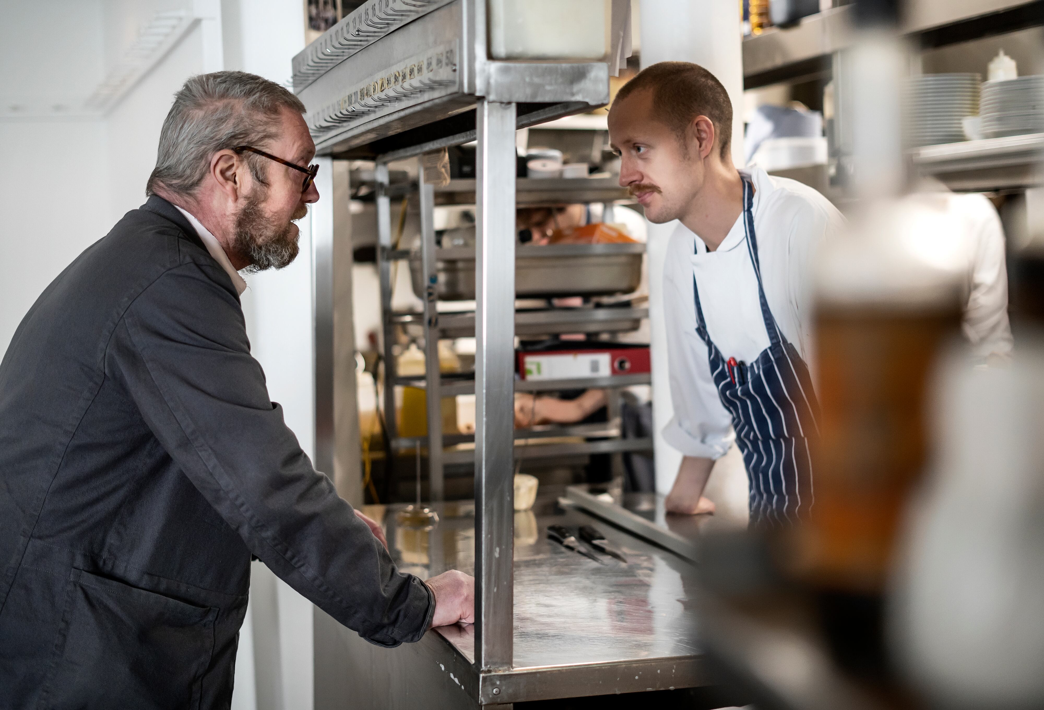 Fergus Henderson conversa con uno de sus colaboradores en la cocina del St. John.