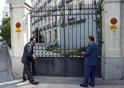 Luis Alberto Salazar-Simpson, consejero del grupo Santander, entrando en la sede antes del consejo.