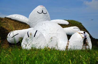 El artista holands Florentijn Hofman da los ltimos retoques a su creacin, un conejo de 25 metros confeccionado en papel impermeable, madera y espuma de plstico, que participar en el Festival de Artes Terrestres de Taoyuan (Taiwan).