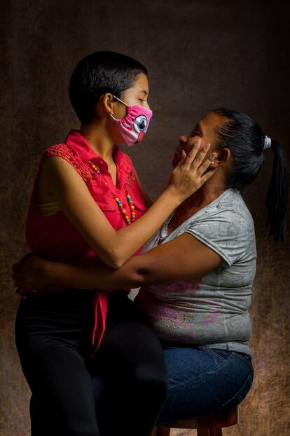Rosa Colina posa con su hija Cristina, de 17 años, el pasado 23 de mayo de 2019, en Caracas (Venezuela). Cristina ha sido diagnosticada con Talasemia mayor, Lupus ertematoso sistémico y Hepatitis C.