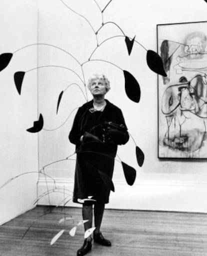 Peggy Guggenheim observa un móvil de aluminio pintado en la Tate Gallery de Londres en 1964.