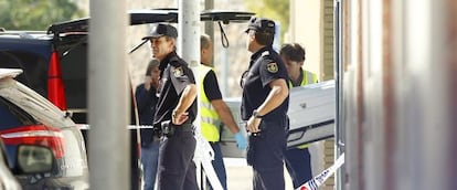 Los servicios funerarios retiran los cuerpos de los fallecidos en el crimen ocurrido este lunes en Vila-real.