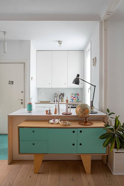 El piso en el que vive lo diseñó para una amiga cuando era arquitecta.