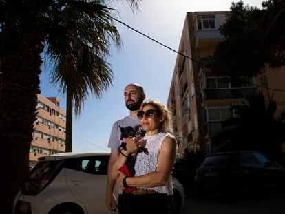 Rosario García (46 años, Sevilla) y Javier Gallizia (36 años, Uruguay) frente a la casa que desalojaron hace seis meses, en los apartamentos Don Pepe en Ibiza.