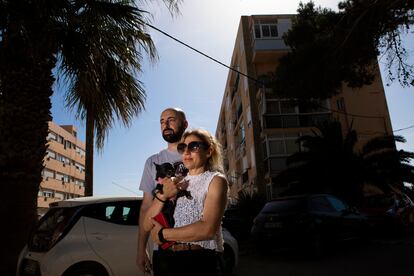 Rosario García (46 años, Sevilla) y Javier Gallizia (36 años, Uruguay) frente a la casa que desalojaron hace seis meses, en los apartamentos Don Pepe en Ibiza.