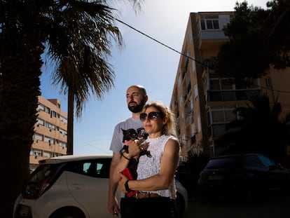 Rosario García (46 años, Sevilla) y Javier Gallizia (36 años, Uruguay) frente a la casa que desalojaron hace seis meses, en los apartamentos Don Pepe en Ibiza.