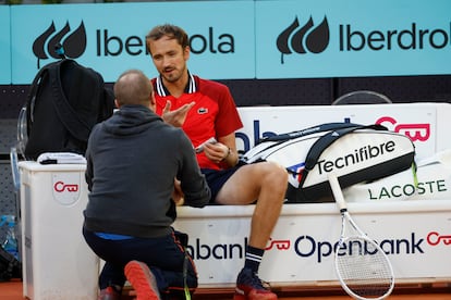 Medvedev es atendido durante el partido del jueves contra Lehecka.