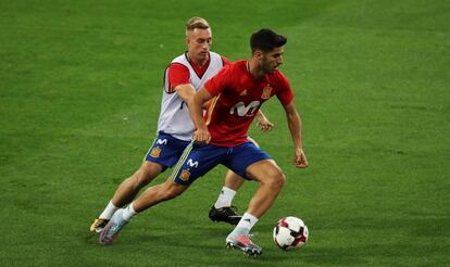 Asensio conduce el balón ante Deulofeu en el entrenamiento de ayer.