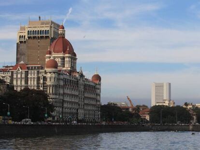 El hotel Taj Mahal frente a la Puerta de la India, monumento construido en 1911 durante el dominio británico.