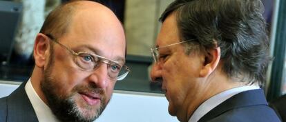 El presidente del Parlamento europeo,Martin Schulz (izquierda) y el presidente de la Comisión Europea, Jose Manuel Durao Barroso, conversan en Bruselas poco antes de la cumbre.