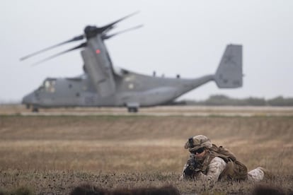 Una vez terminado el desembarco de los aviones Bell-Boeing V-22, los militares han tomado posiciones cuerpo a tierra. Dos de ellos han informado a Carter y Morenés de la maniobra.