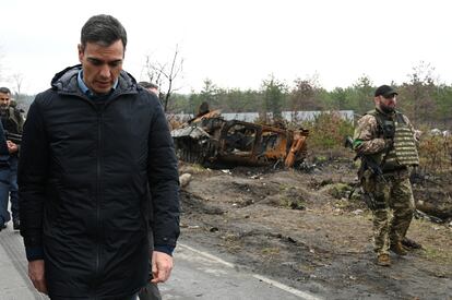 Pedro Sánchez llegó, junto a la primera ministra danesa,  Mette Frederiksen, en tren a Kiev desde Polonia en la mañana de este jueves, en un viaje de unas 10 horas ante la imposibilidad de volar por el cierre del espacio aéreo ucranio desde el inicio de la guerra. Allí, fueron recibidos por la vice primera ministra ucrania de Asuntos Europeos, Olha Stefanishyna. También se acercó el chef español José Andrés, cuya ONG, World Central Kitchen, participa en la ayuda a los refugiados y cuyo personal fue recientemente víctima de un ataque. Desde Kiev se desplazaron a Borodianka, una de las localidades en los alrededores de Kiev marcadas por la destrucción y los indicios de crímenes de guerra durante el periodo en el que estuvieron ocupadas por las tropas rusas. Tras pasear por sus calles, el presidente español se declaró “conmovido” por “el horror y las atrocidades de la guerra de Putin”, según ha publicado en un mensaje de Twitter. Allí ha hablado con el alcalde interino, Georgy Yerko, y con unos ancianos sobre los crímenes allí cometidos y la importancia de que sean juzgados, según fuentes de su delegación.