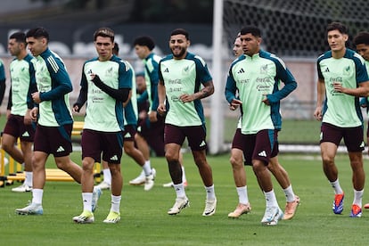 Jugadores de la selección mexicana de fútbol, participan en un entrenamiento en Ciudad de México.