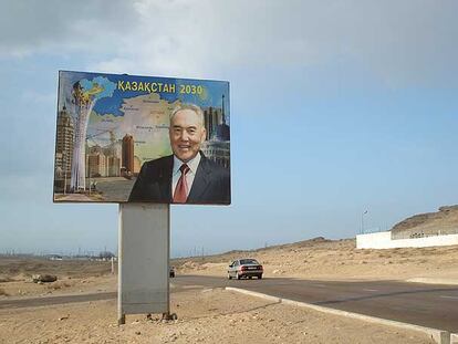 Cartel del presidente Nursultán Nazarbáyev, en una carretera de Kazajistán.