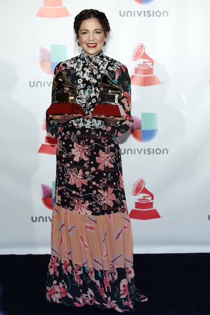 Natalia Lafourcade se llevó dos premios: el mejor álbum folk por 'Musas (Un homenaje al folclore latinoamericano En Manos De Los Macorinos, Vol. 1) y mejor videocplip por la canción del mismo título.