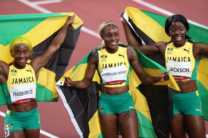 La jamaicana Elaine Thompson-Herah (en el centro) fue triple campeona olímpica en Tokio 2020, donde logró el oro en los 100m, los 200, y los 4x100m (en la imagen, junto a Shelly-Ann Fraser-Pryce y Sherricka Jackson).