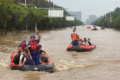 Residentes son evacuados en botes en Zhuozhou, en la provincia de Hebei, en el norte de China, el martes.