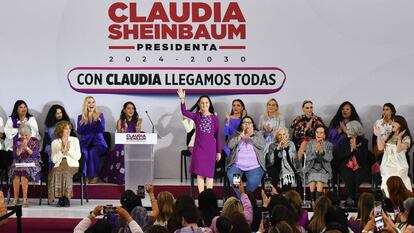 Claudia Sheinbaum saluda durante el encuentro con mujeres 'Con Claudia llegamos todas', este martes en Ciudad de México.