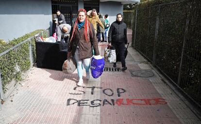 Numerosos vecinos y amigos de la afectada colaboran con ella para que se lleve sus cosas de la vivienda de la que ha sido desalojada.