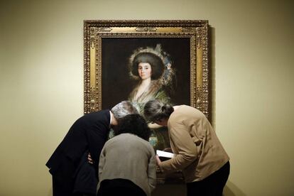 Montaje de la exposición con los tesoros de Budapest. Retrato de Goya a Manuela Camas y de las Heras, esposa de Cea Bermúdez (1793).