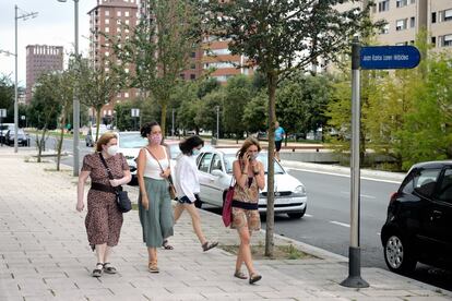 Tres mujeres y una niña pasean por la Avenida de Juan Carlos I, que pasa a ser avenida del 8 de marzo, en Vitoria.