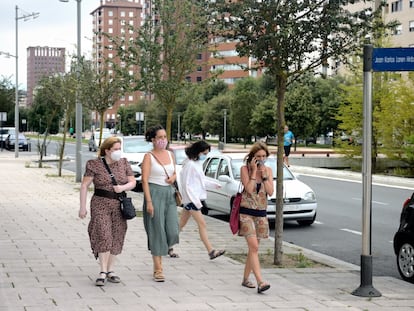 Tres mujeres y una niña pasean por la Avenida de Juan Carlos I, que pasa a ser avenida del 8 de marzo, en Vitoria.