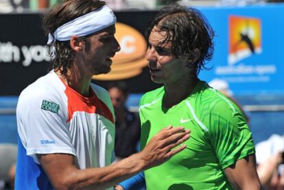 Feliciano López felicita a Rafa Nadal tras el partido.