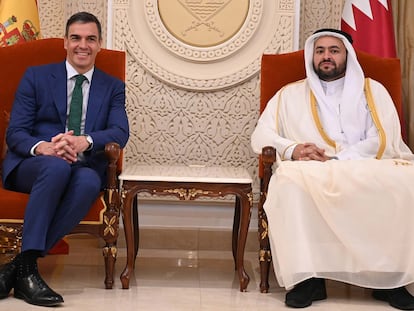 El presidente del Gobierno de España, Pedro Sánchez (i), mantiene una reunión con el secretario de Estado de Ministerio de Asuntos Exteriores de Catar, Mohammed bin Abdulaziz Al-Khulaifi, este miércoles.