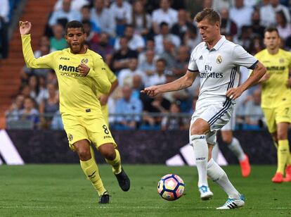 El alemán Toni Kroos intenta pasar del jugador del Villareal Jonathan dos Santos.