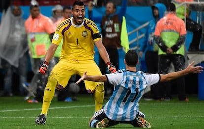 Romero celebra un gol con Maxi Rodríguez en el último Mundial