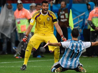 Romero celebra un gol con Maxi Rodríguez en el último Mundial