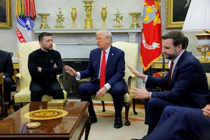 Momentos de tensión entre el presidente ucraniano, Volodímir Zelenski, y el presidente estadounidense, Donald Trump, durante su reunión en el Despacho Oval de la Casa Blanca.    