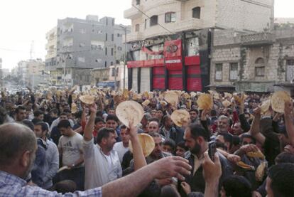 Manifestantes con panes en la mano protestan contra el régimen en Banias, en una imagen de móvil.