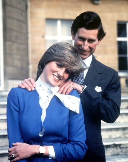 24 de febrero de 1981. El Príncipe de Gales, Carlos de Inglaterra y Diana Spencer en los jardínes del Palacio de Buckingham después de anunciar su compromiso.