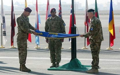 Ceremonia de repliegue de banderas en el centro de comando