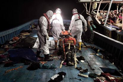 Membres de l'ONG Proactiva Open Arms evacuen el cos sense vida d'un migrant durant l'operació de rescat al mar Mediterrani, el 4 d'octubre.