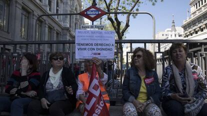 Cinco mujeres ante la fachada del Banco de España durante una protesta por las pensiones.
