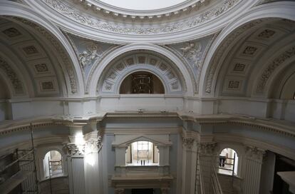 En la capilla se encuentra la tumba de la condesa de Chinchón María Teresa de Borbón, esposa del Don Luis. El techo y las paredes están decorados con motivos corintios, se empleó el mármol y el estuco en su construcción, y destaca la decoración muy cuidada con ángeles, uvas y flores.