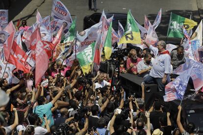 El candidato presidencial brasileño para el Partido Laborista Democrático, Ciro Gomes, levanta un puño durante una campaña en Río de Janeiro, (Brasil).