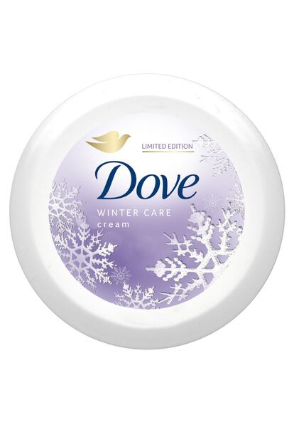 La piel del cuerpo también sufre las inclemencias del invierno, especialmente zonas más secas como los codos, los talones o las manos. Dove ha lanzado esta temporada su edición especial Winter Care, y de ella nos quedamos con esta crema que hidrata profundamente dejando un tacto aterciopelado y una fragancia muy agradable. Se vende en un pack que incluye una crema de ducha y una loción corporal por 10,99 euros.