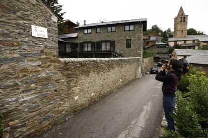 Un reportero toma imágenes de la casa de Bolvir (Girona) donde supuestamente se halla Pujol.