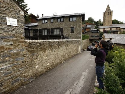 Un reportero toma im&aacute;genes de la casa de Bolvir (Girona) donde supuestamente se halla Pujol.