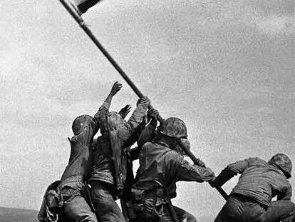 Soldados de EE UU levantan la bandera en Iwo Jima el 23 febrero de 1945.