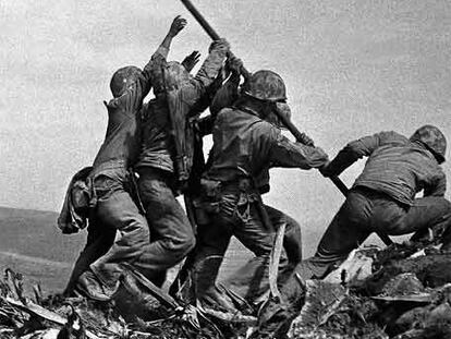 Soldados de EE UU levantan la bandera en Iwo Jima el 23 febrero de 1945.