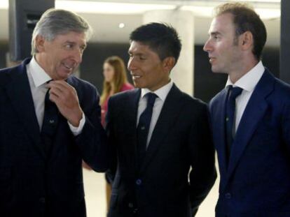 Eusebio Unzué, director del Movistar (iz), con Nairo Quintana (c) y Alejandro Valverde, en la entrega de premios UCI el pasado lunes.