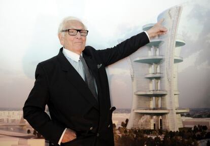 El modisto Pierre Cardin muestra un dibujo de su polémica torre.