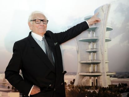 El modisto Pierre Cardin muestra un dibujo de su polémica torre.